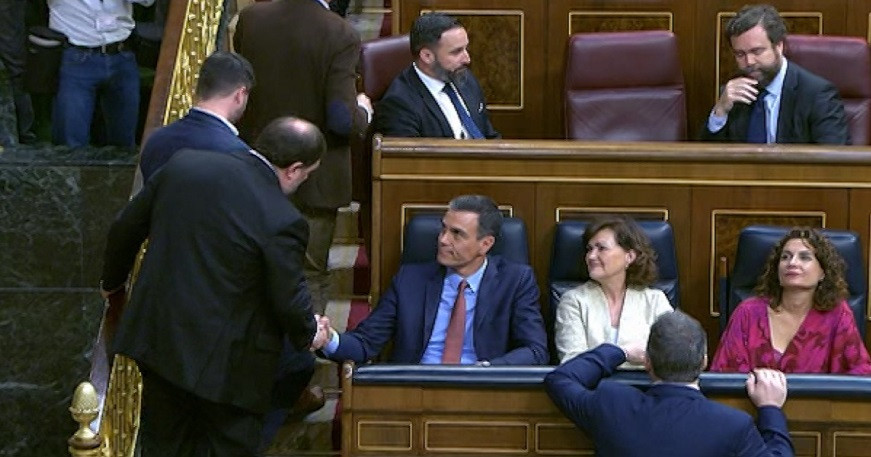 Junqueras saluda a Su00e1nchez en el Congreso