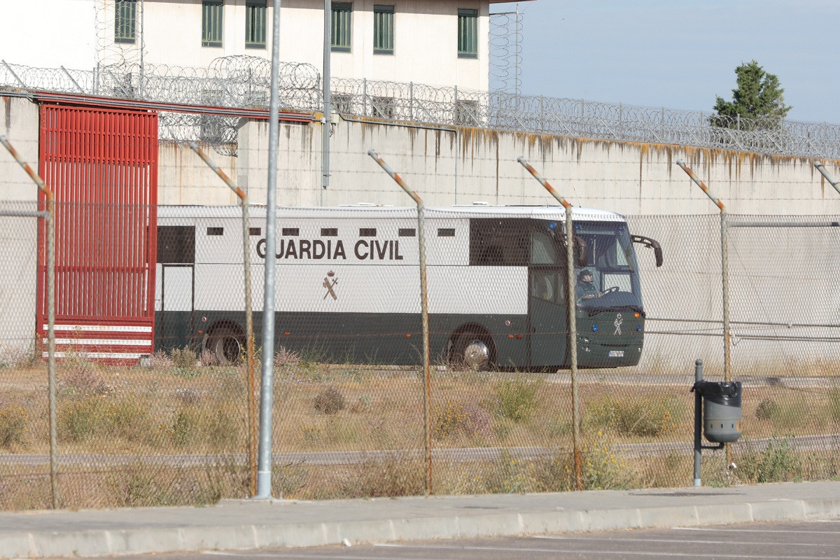 Los siete presos varones del procés abandonan en un furgón de la Guardia Civil la cárcel de Valdemoro en Madrid
