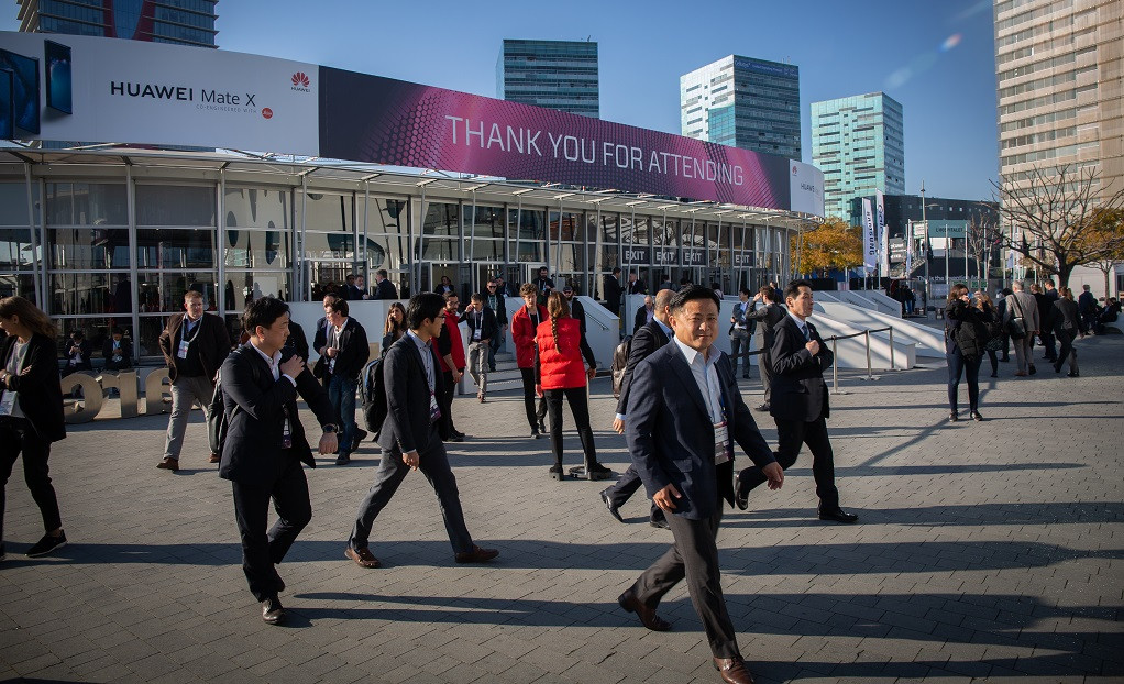 Vistantes del Mobile World Congress Barcelona   MWC 2019 en la entrada de Fira Barcelona.