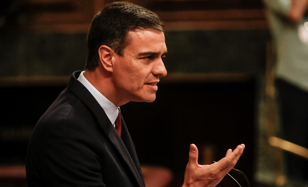 El presidente del Gobierno en funciones y candidato del PSOE a la reelección, Pedro Sánchez, interviene desde la tribuna del Congreso de los Diputados