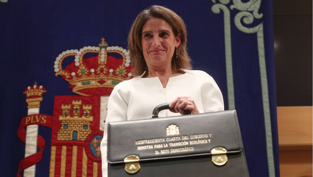 La nueva vicepresidenta de Transición Ecológica y Reto Democráfico,Teresa Ribera, posa con la cartera del Ministerio de Transición Ecológica