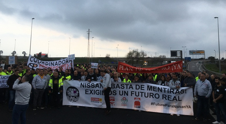 Mu00e1s de un millar de trabajadores de Nissan cortan la Ronda Litoral de Barcelona