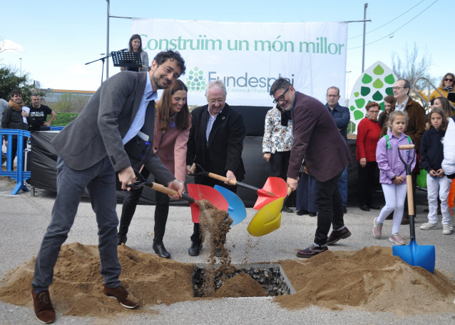 El conseller de Territorio y Sostenibilidad de la Generalitat, Damià Calvet, en el acto de colocación de la primera piedra de la ampliación de las instalaciones de Fundesplai en el barrio de Sant Cosme de El Prat de Llobregat