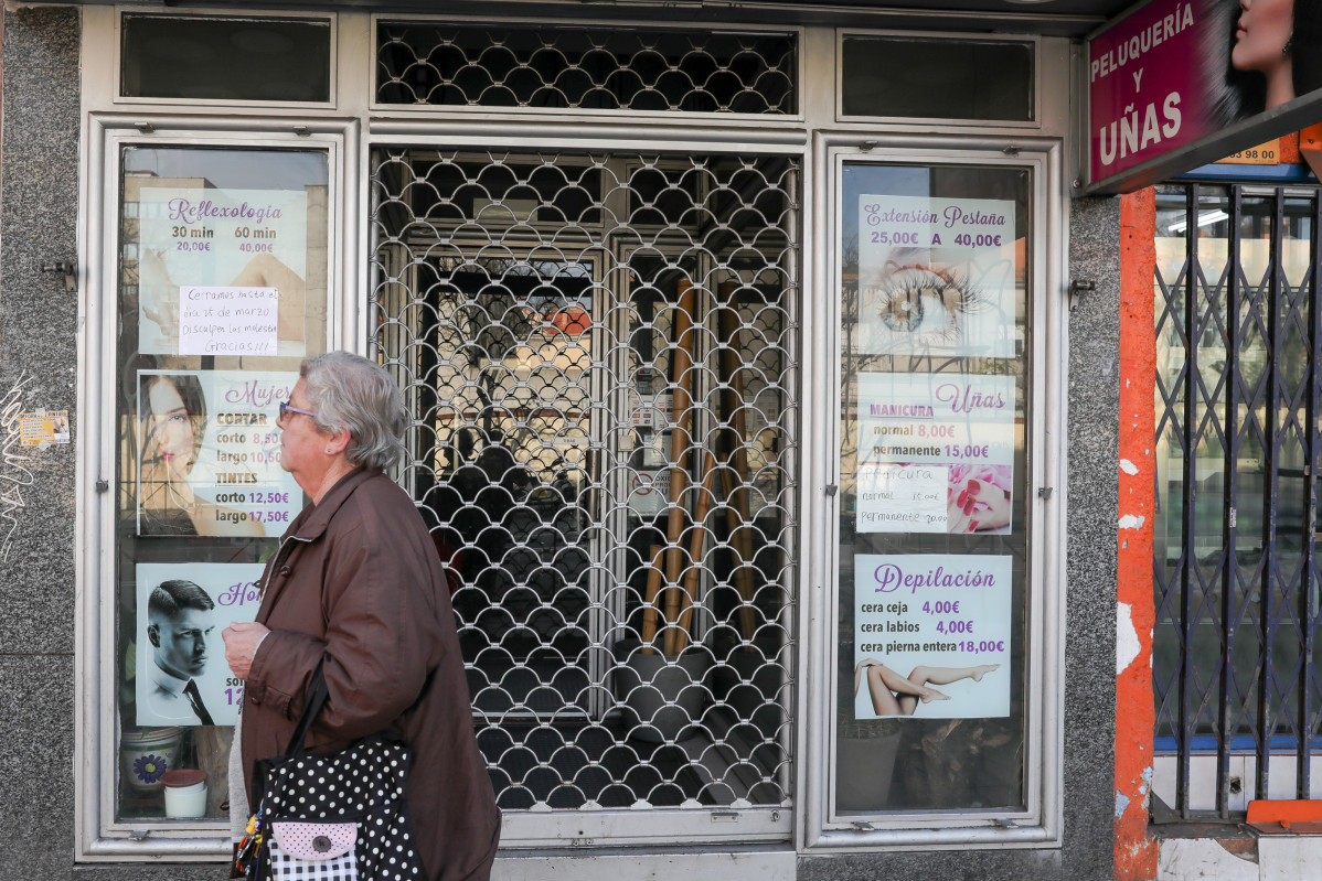 Peluquerías de Madrid totalmente cerradas un día después de que el Gobierno pidese su apertura durante todo el Estado de Alarma por el coronavirus para poder atender a usuarios que lo necesiten, en Madrid (España), a 15 de marzo de 2020.