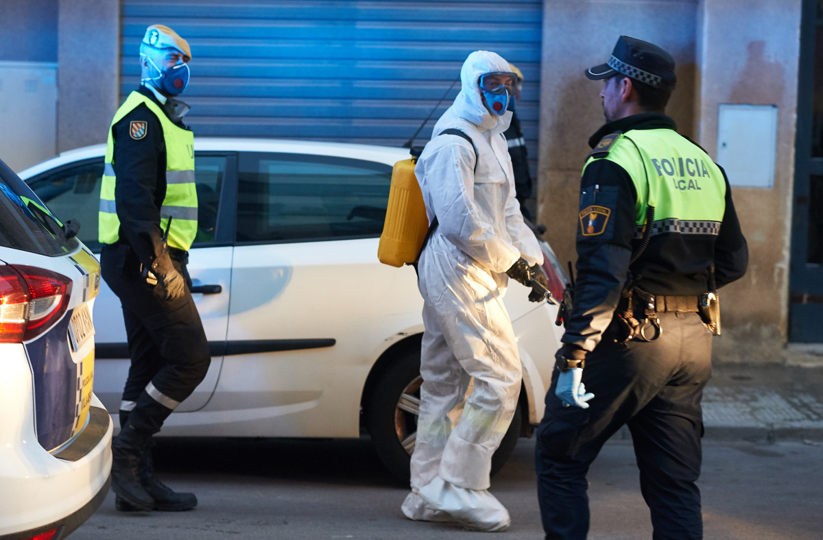 Un militar de la UME totalmente protegido en Castellón