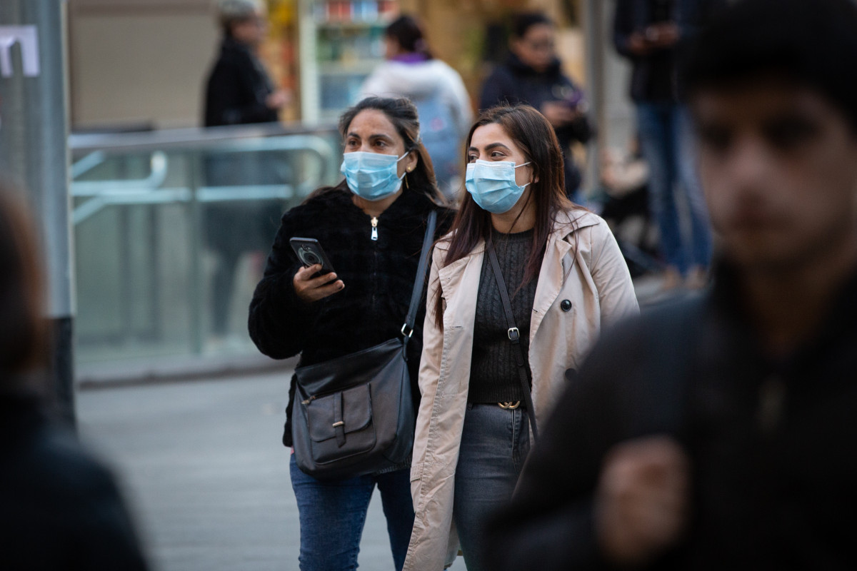 Dos mujeres con mascarillas caminan por Barcelona el mismo día en que se confirman nuevos casos de pacientes contagiados de coronavirus en España, en Barcelona (España), a 25 de febrero de 2020.