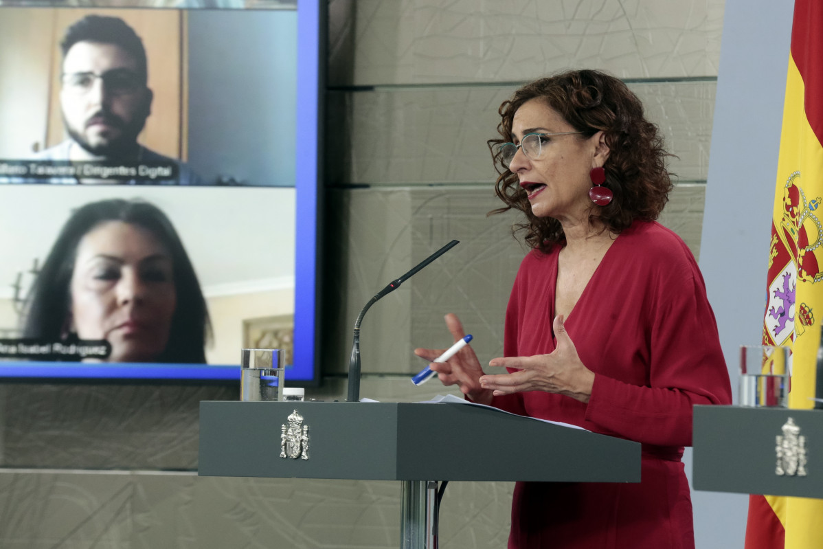 La portavoz del Gobierno, María Jesús Montero, durante la rueda de prensa el 17 de abril de 2020