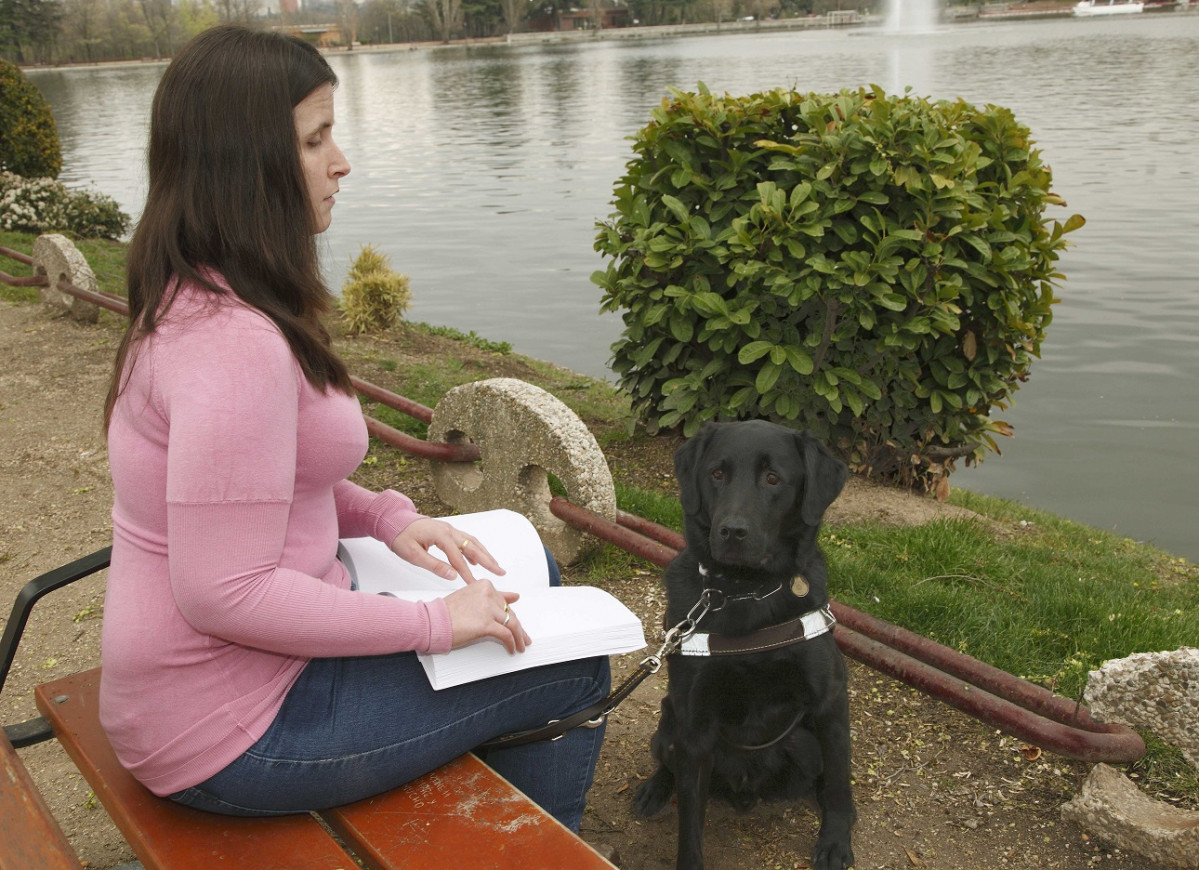 Chica ciega leyendo en braille