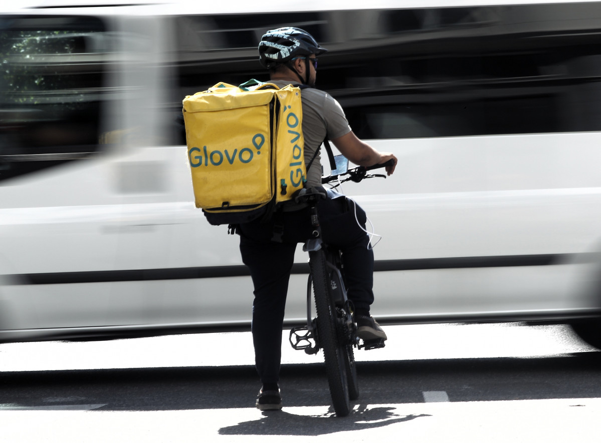 Un rider de l'empresa de repartiment de menjar a domicili Glovo