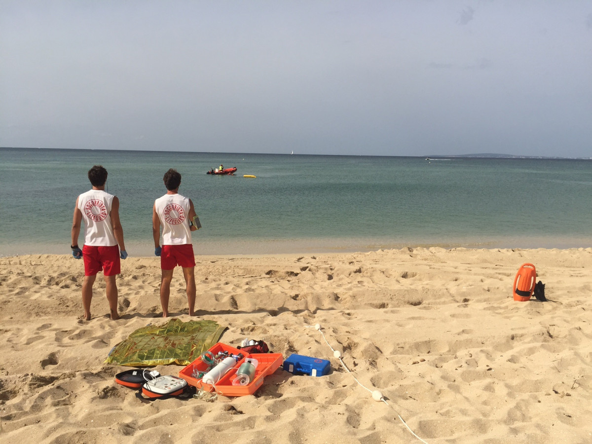 Socorristas en una playa de Palma.