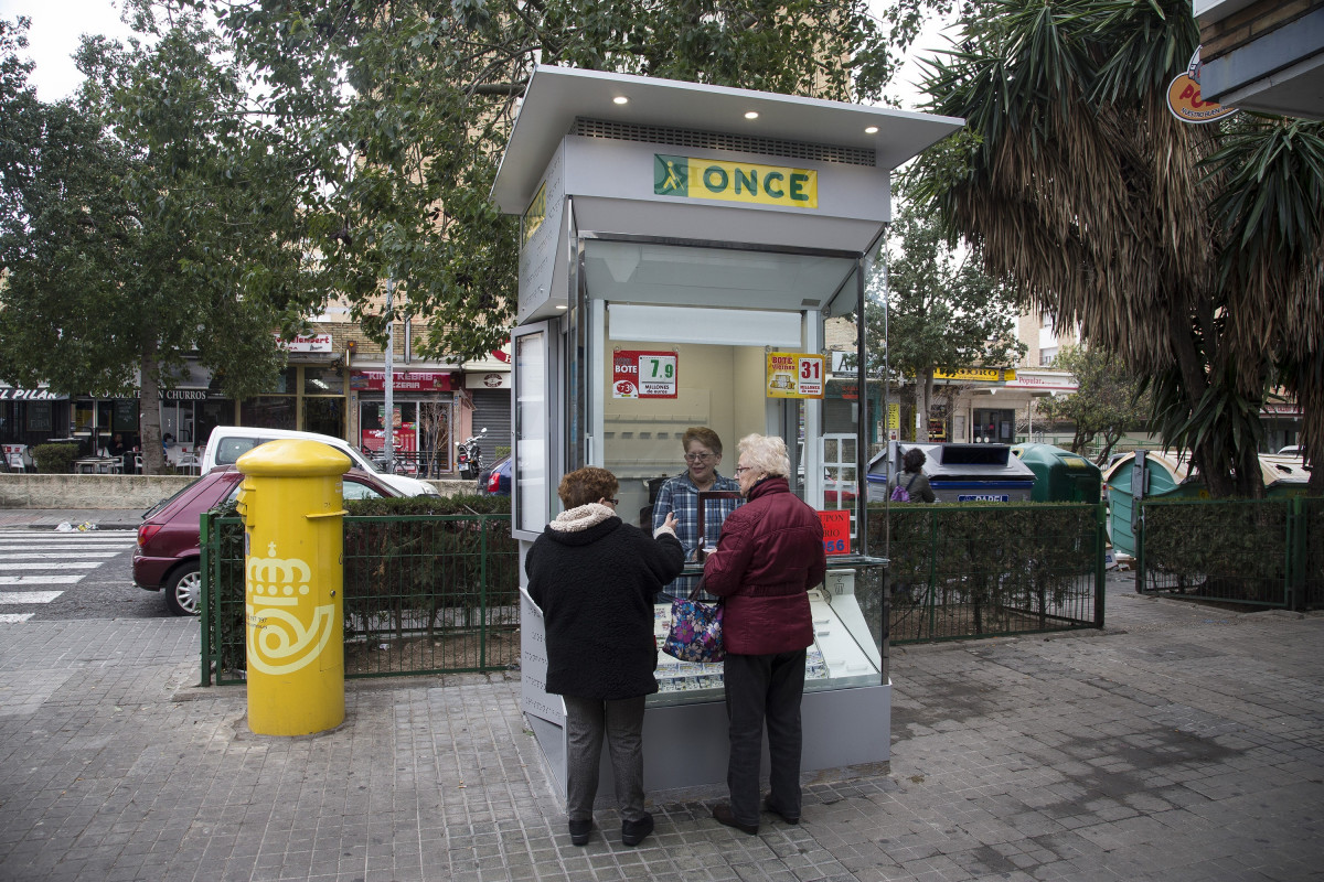 La ONCE formará y dotará de protección a sobre vendedores para recuperar la venta de Loterías