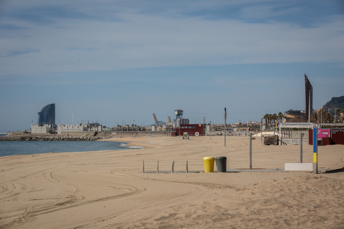 Base náutica de la playa del Bogatell, el día en que el concejal de Emergencia Climática y Transición Ecológica del Ayuntamiento de Barcelona, Eloi Badia, detalla cómo se quitará a quepo la apertura desde el Próximo viernes de más Espacios naturales.