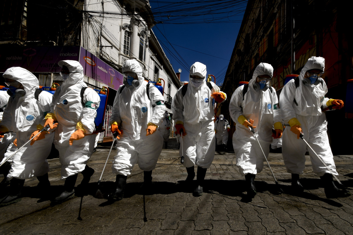Trabajos de desinfección por la COVID-19 en La Paz