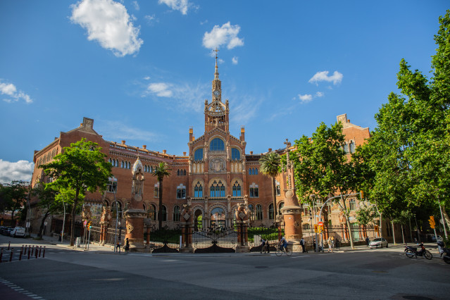 Fachada del Hospital de la Santa Creu i Sant Pau durante la novena semana del estado de alarma decretado por el Gobierno por la pandemia del Covid-19, en Barcelona/Cataluña (España) a 12 de mayo de 2020.