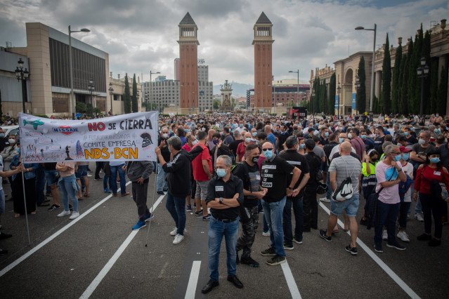 Una multitud de personas se concentra durante una nueva manifestación de trabajadores de Nissan, esta vez en la Plaza de España, como protesta por el anuncio, hace dos semanas, del cierre por parte de la compañía de automóviles de las plantas de la Zona F