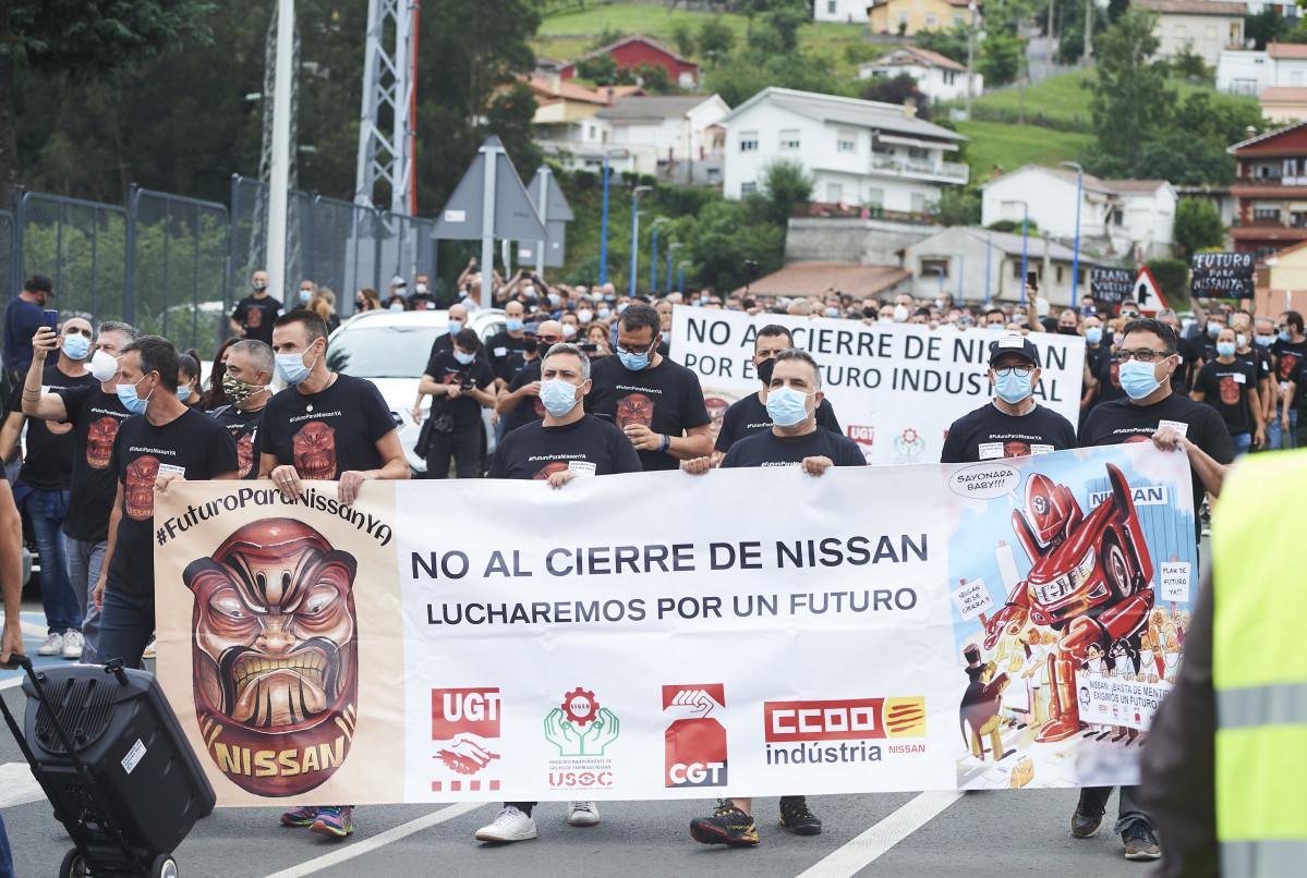 Trabajadores de Nissan Barcelona con pancartas nte la fábrica de la compañía en Los Corrales de Buelna, Cantabria (España)