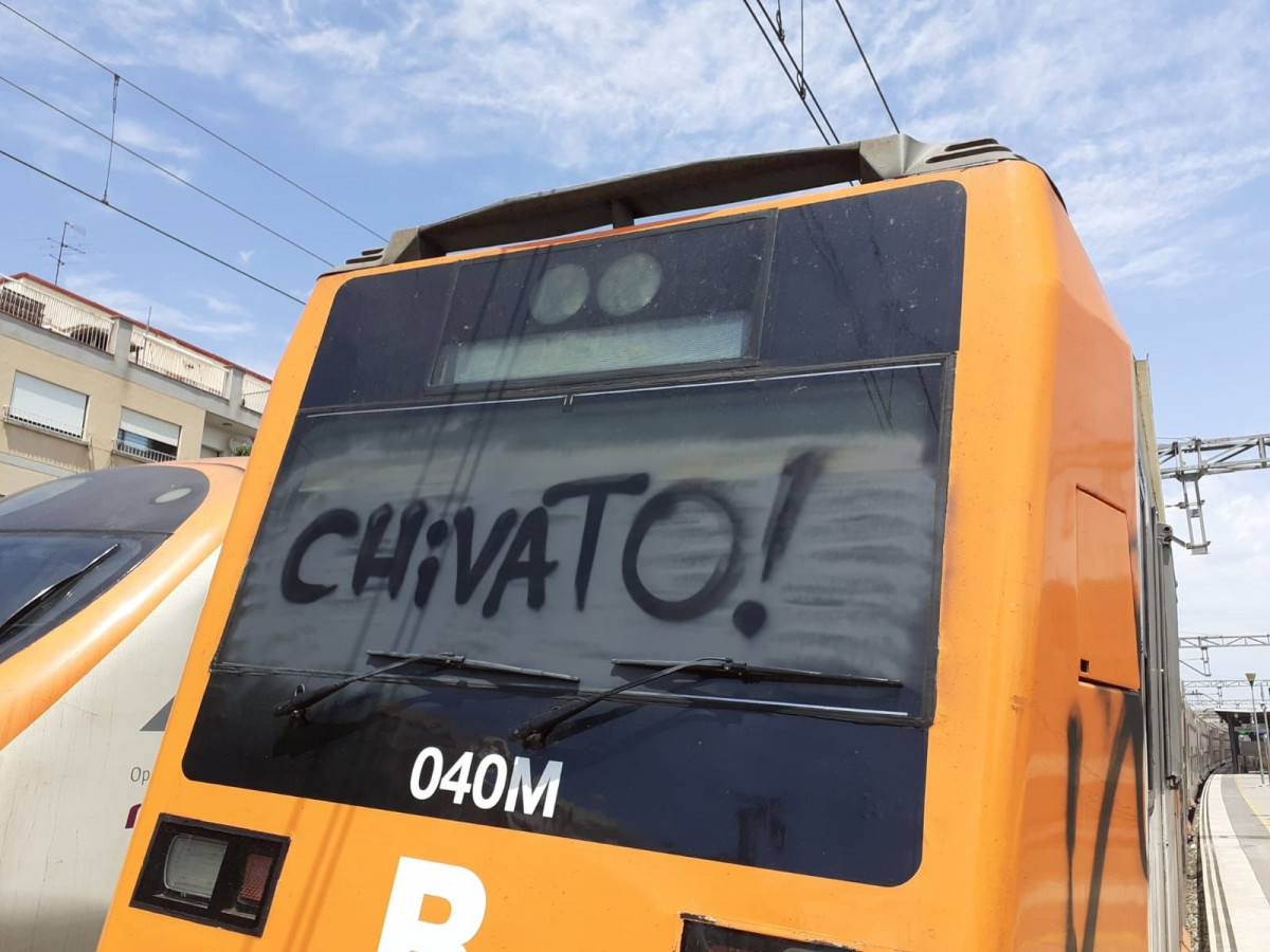 Tren con la pintada 'Chivato!' aparcado en Gavà