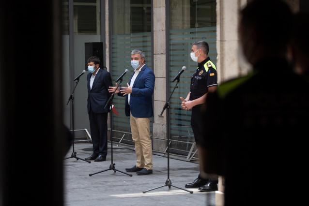 El teniente de alcalde de Seguridad de Barcelona, Albert Batlle; el primer teniente de alcalde de Barcelona, Jaume Collboni, y el intendente mayor de la Guardia Urbana, Pedro Velázquez. En Barcelona, el 27 de julio de 2020.