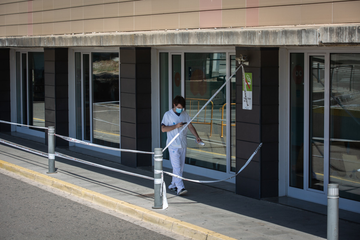 Un sanitario camina por el exterior del Hospital Universitario Arnau de Vilanova de Lleida, capital de la comarca del Segrià, en Lleida, Catalunya (España), a 6 de julio de 2020 (archivo).