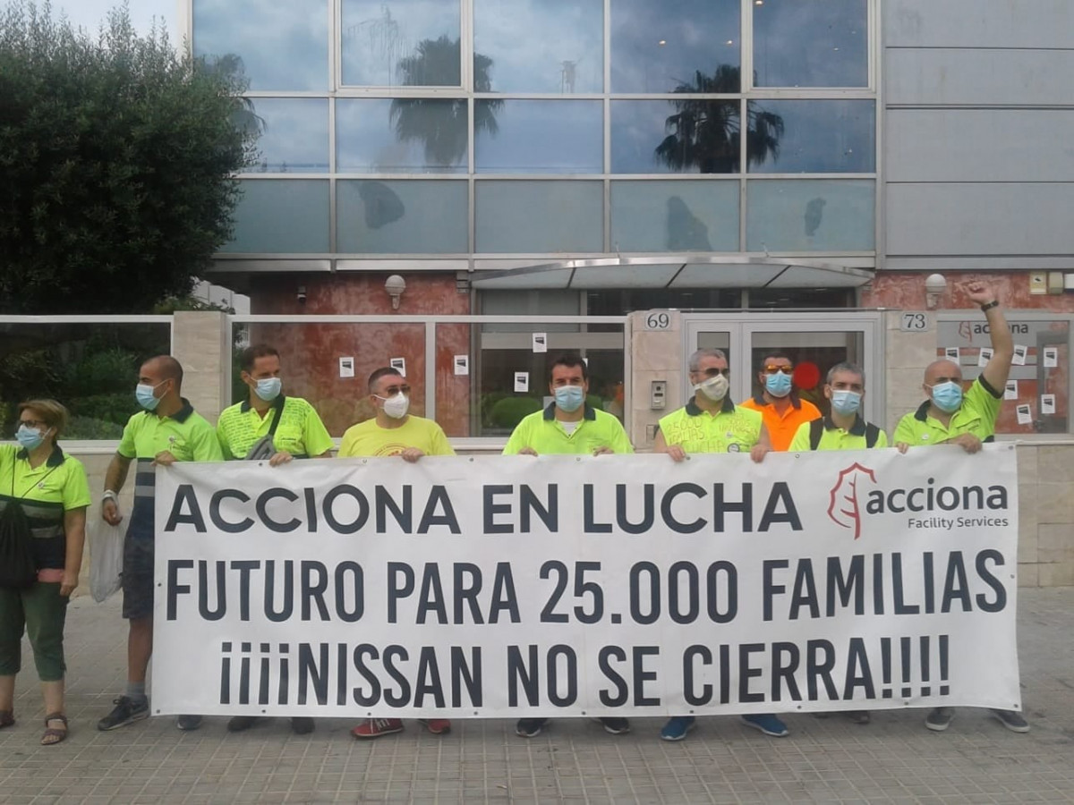 Trabajadores de Acciona subcontratados por Nissan protestan contra el cierre de la automovilística nipona