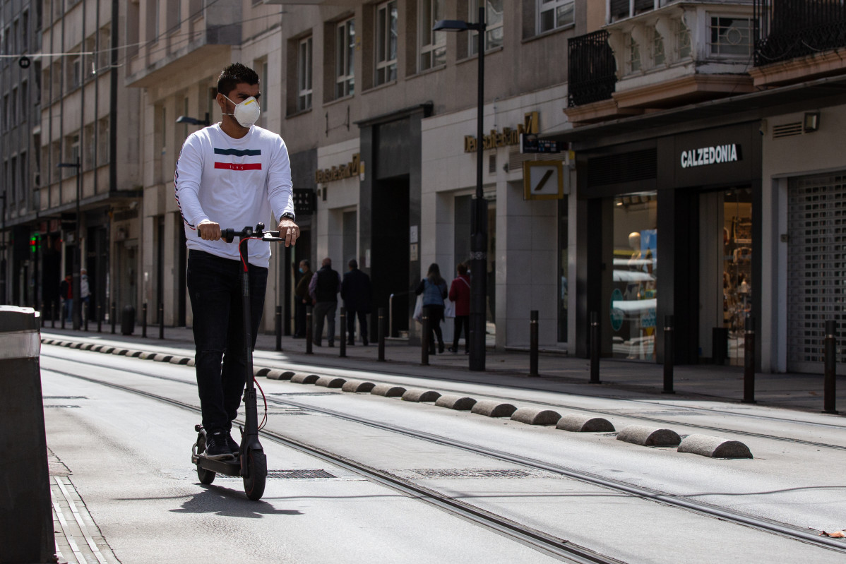 Persona circulando en un patinete eléctrico