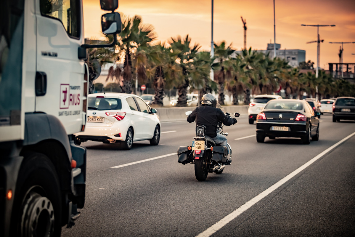 EuropaPress 2704440 camion moto coche circulan ronda litoral barcelona imagen archivo