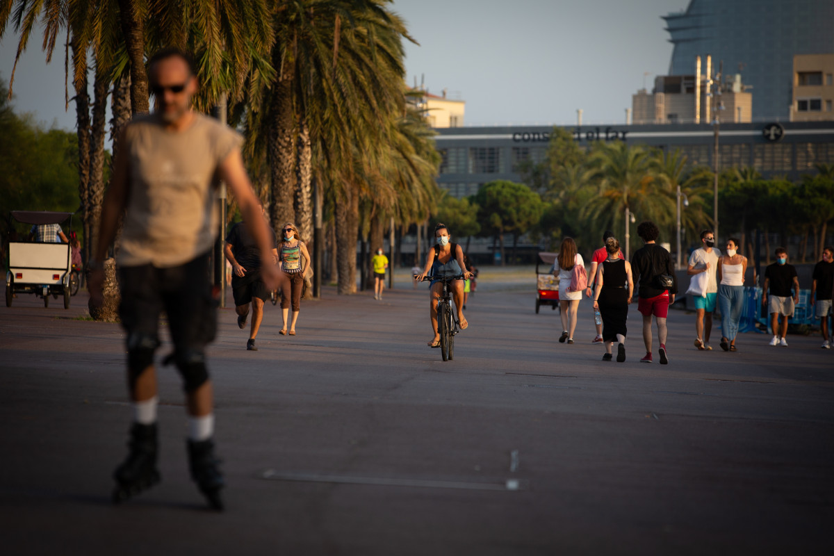 Varias personas hacen deporte y pasean en Barcelona, Cataluña (España), a 28 de julio de 2020 (archivo).