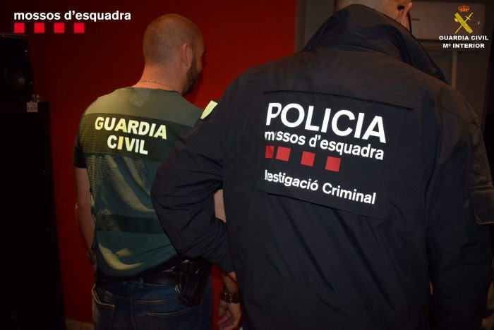 Agents de la Guàrdia Civil i els Mossos d'Esquadra en operació (arxiu)