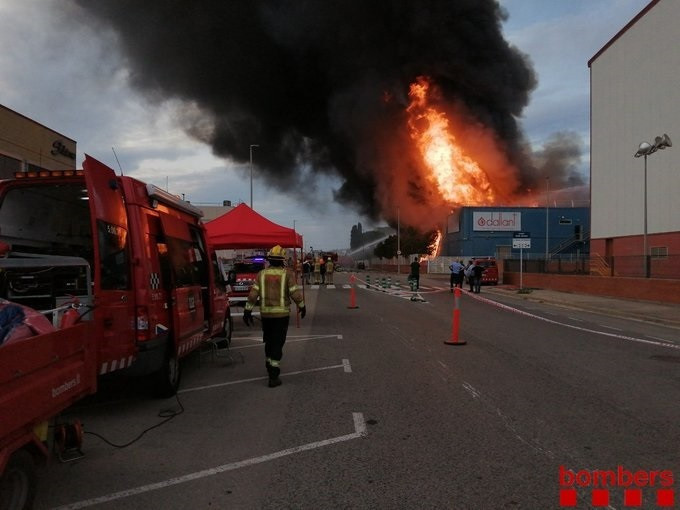 Incendio en una empresa de Sant Feliu de Llobregat (Barcelona)
