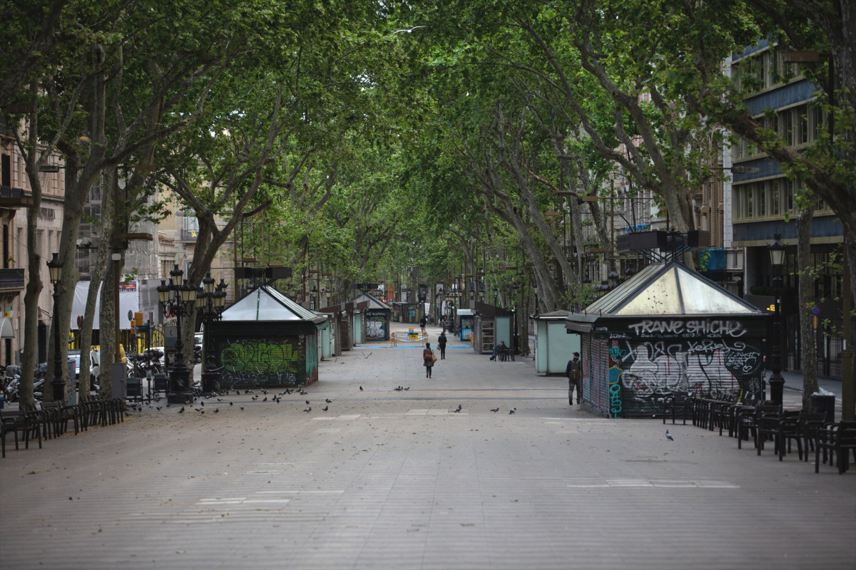 La Rambla de Barcelona amanece vacía un día marcado por la festividad de Sant Jordi, que a diferencia de otros años, este no se puede celebrar con normalidad debido a la crisis del Covid-19 y al confinamiento