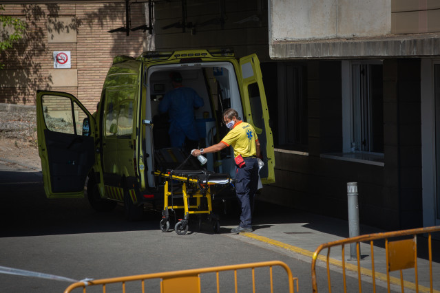 Un sanitario desinfecta una camilla de una ambulancia en el Hospital Universitario Arnau de Vilanova de Lleida, capital de la comarca del Segrià, en Lleida, Catalunya (España), a 6 de julio de 2020.