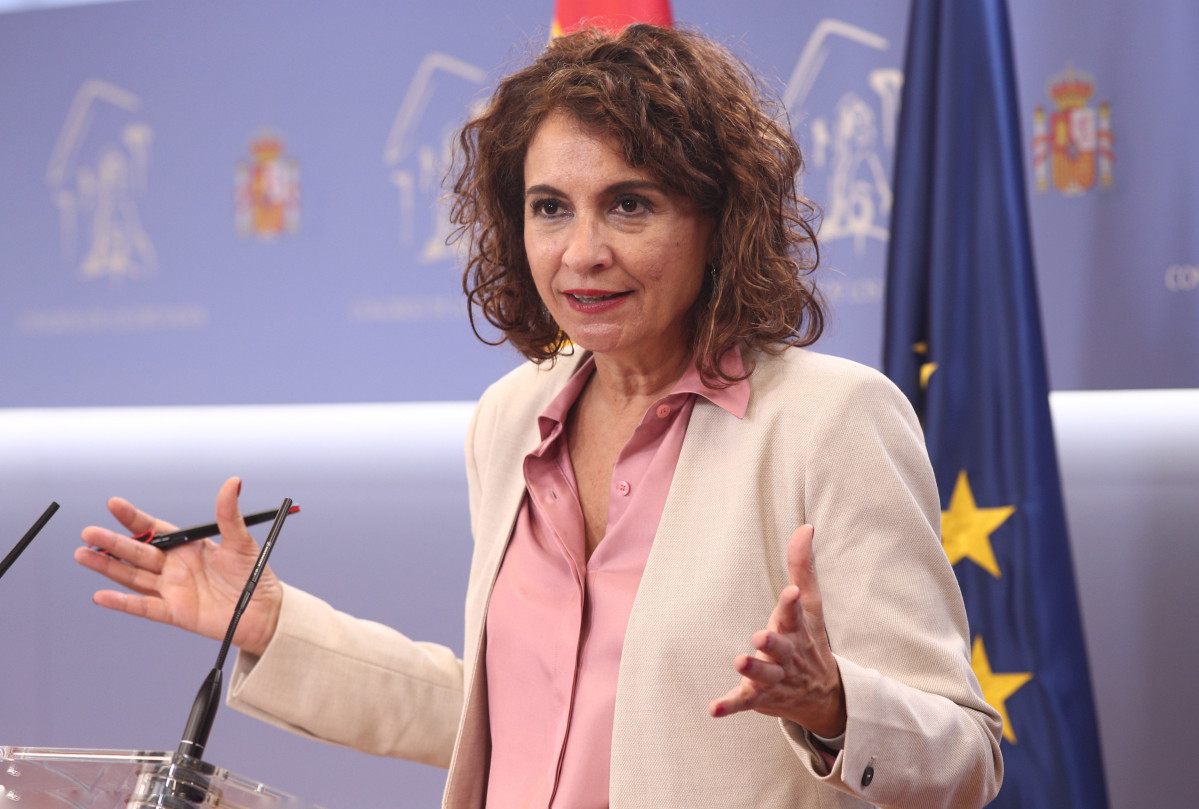La ministra Portavoz y de Sanidad, María Jesús Montero, interviene durante una rueda de prensa convocada tras la sesión de control al Gobierno en el Congreso de los Diputados, en Madrid (España), a 30 de septiembre de 2020.
