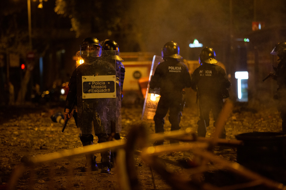 Mossos d'Esquadra durante los disturbios, en Barcelona (España) a 18 de octubre de 2019.