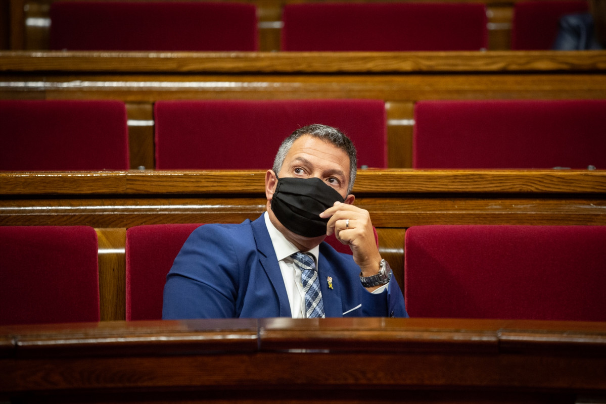 El nuevo 'conseller' de Interior, Miquel Sàmper, durante la primera sesión de control Govern en funciones en el Parlament de Cataluña, en Barcelona, Catalunya, (España), a 7 de octubre. En esta sesión, la primera tras el cese de Torra, la oposición formul