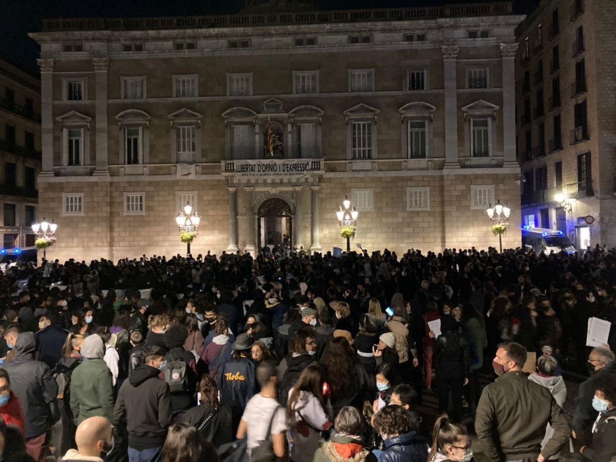 Unas 800 personas, según la Guardia Urbana, se han concentrado este lunes por la noche en la plaza Sant Jaume de Barcelona.