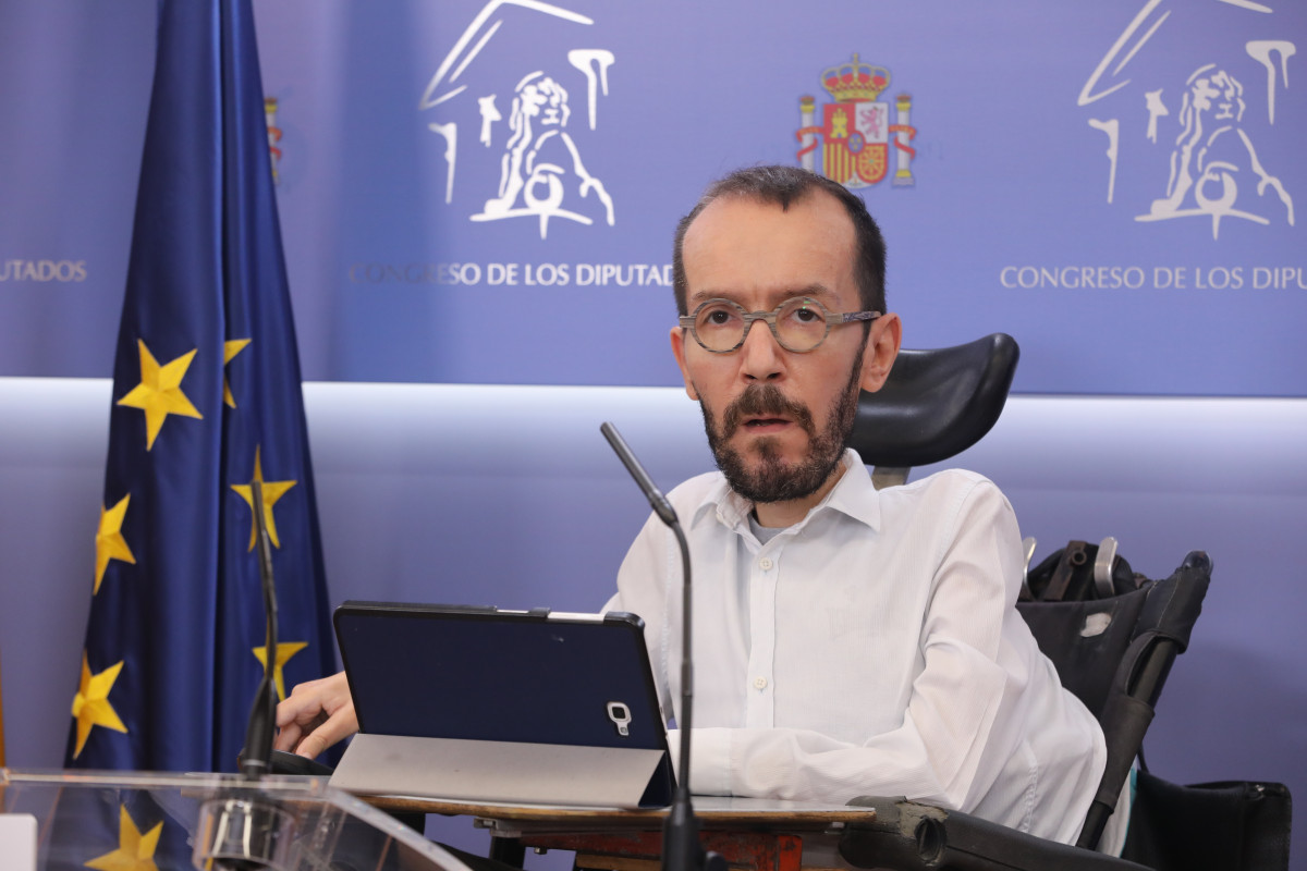 El portavoz de Unidas Podemos (UP) en el Congreso de los Diputados, Pablo Echenique, interviene en una rueda de prensa en el Congreso