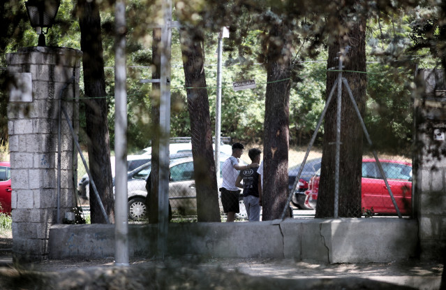 Dos jóvenes caminan por las inmediaciones del centro de primera acogida de menores extranjeros no acompañados situado en la zona de Casa de Campo, en Madrid (España), en julio del 2020.