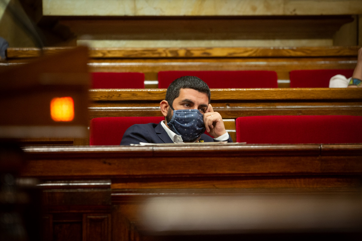 El conseller de Trabajo, Asuntos Sociales y Familias de la Generalitat de Cataluña, Chakir El Homrani, durante la primera sesión de control al Govern en funciones en el Parlament de Cataluña, en Ba