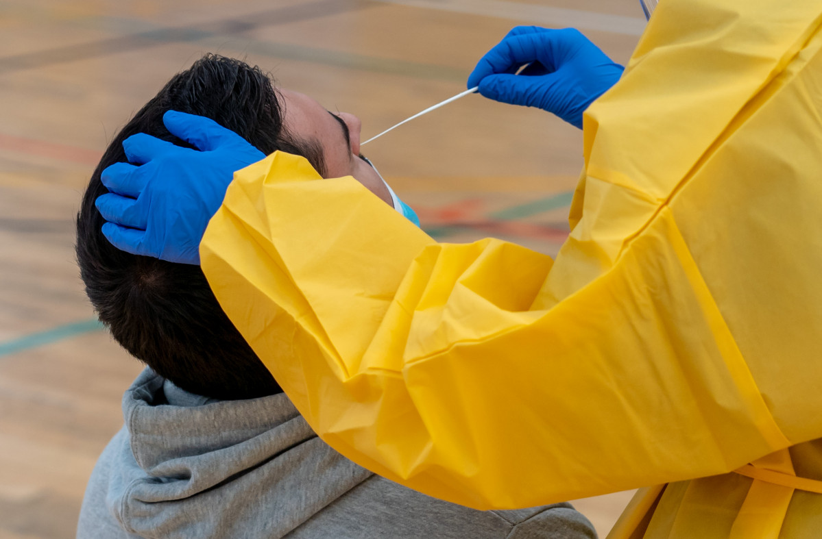 Sanitarios Trabajando durant las Pruebas de cribado de Covidien-19 con test de antígenos en el pabellón deportivo de 'El Paraguas'. En Sevilla (Andalucía, España), a 28 de octubre de 2020.
