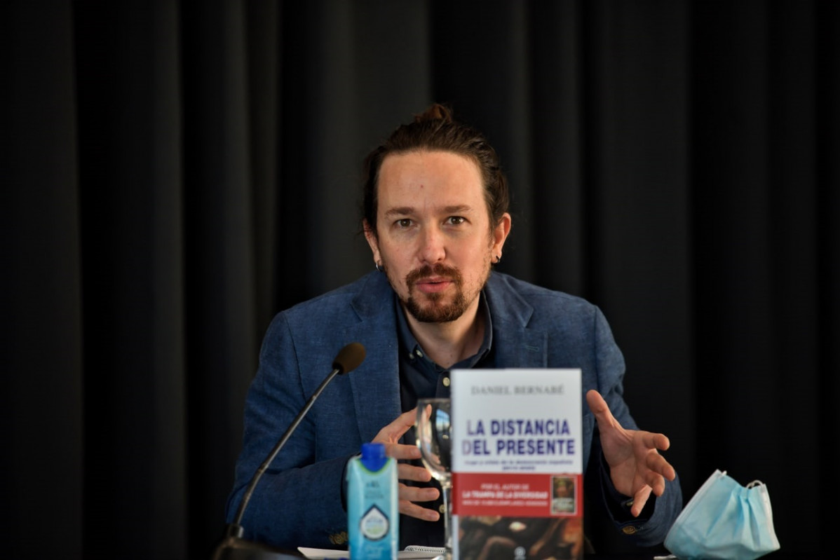 Imagen del secretario general de Podemos y vicepresidente del Gobierno, Pablo Iglesias, durante la presentación telemática del libro 'La distancia del Presente' del escritor Daniel Bernabé, en el C