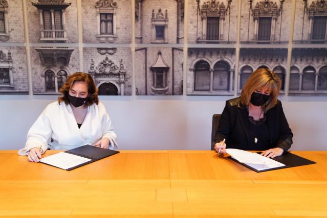 La alcaldesa de Barcelona, Ada Colau, y la presidenta de la Diputación de Barcelona, Núria Marín, firman el convenio de colaboración entre ambas administraciones para financiar proyectos