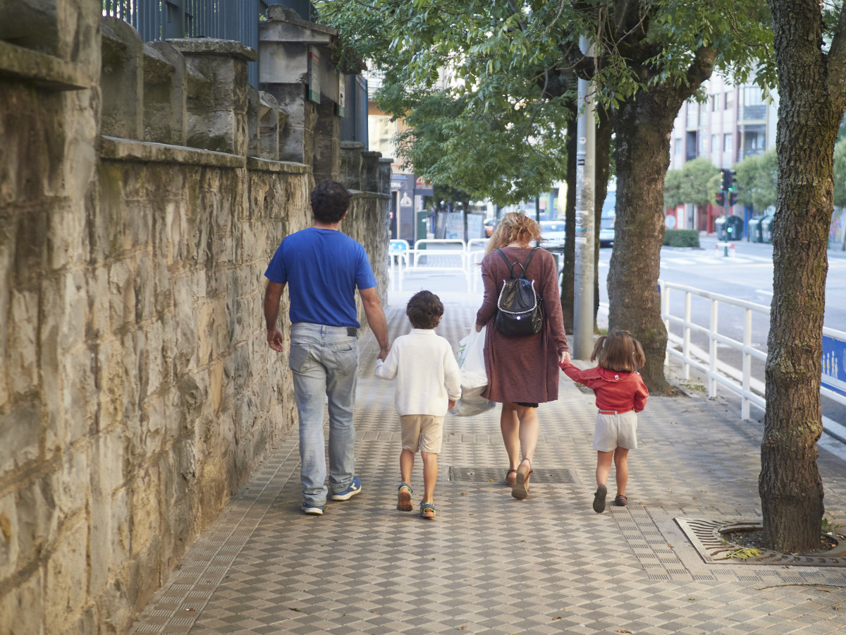 Una familia paseando por la calle.