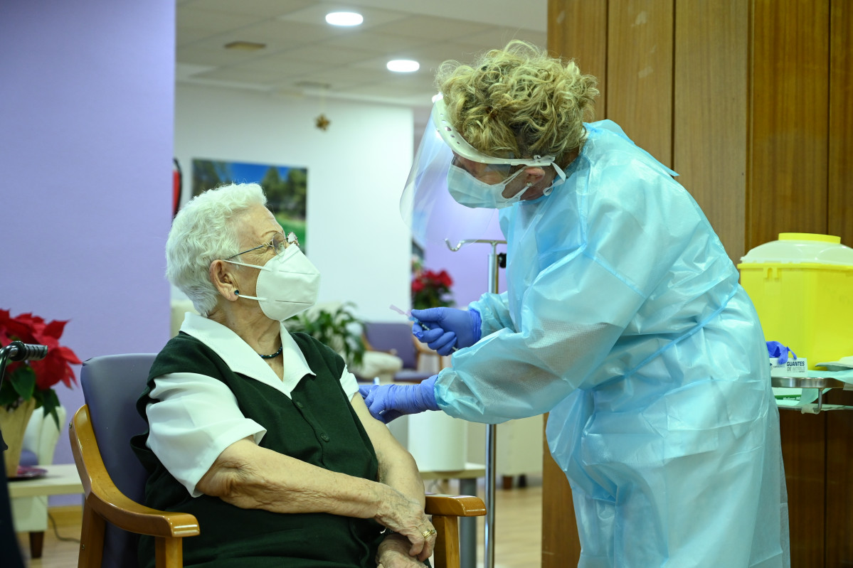 Araceli, de 96 años es la primera persona en vacunarse contra el COVID-19 en España