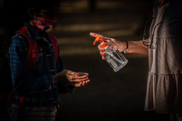 Una profesora administra gel desinfectante a un alumno en un colegio durante el primer día del curso escolar 2020-2021, en Barcelona, Catalunya (España), a 14 de septiembre de 2020.