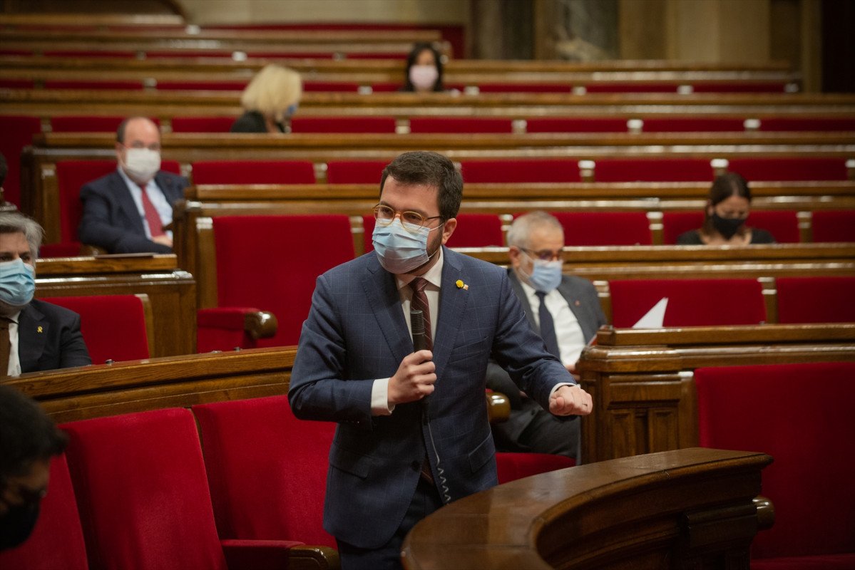 El vicepresidente de la Generalitat y coordinador nacional de ERC, Pere Aragonès interviene durante una sesión plenaria en el Parlament de Catalunya, en Barcelona, Catalunya, a 16 de diciembre de 2020.