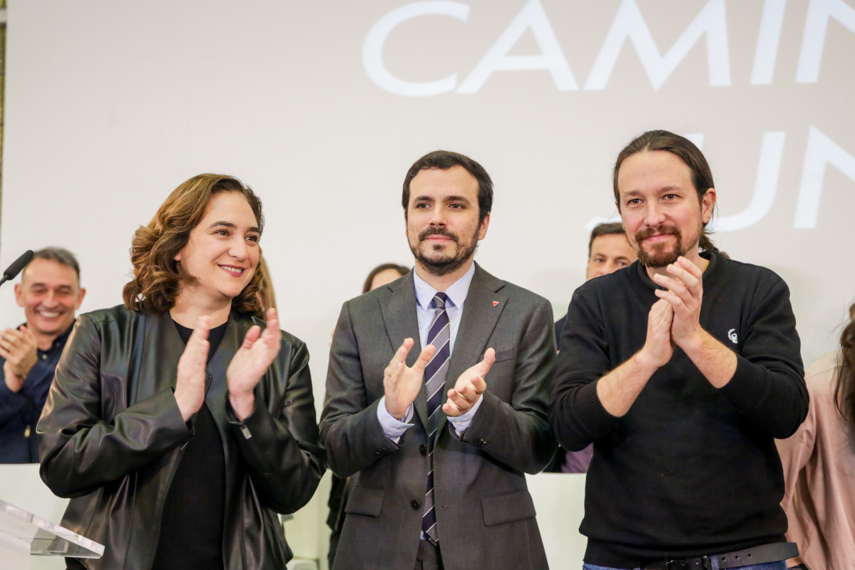 (I-D) La alcaldesa de Barcelona, Ada Colau, el ministro de Consumo, Alberto Garzón, y el vicepresidente segundo del Gobierno de España y ministro de Derechos Sociales y Agenda 2030, Pablo Iglesias, en el encuentro confederal de Unidas Podemos.