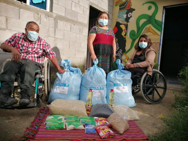 Reparto de bolsas de alimentos en Aguacatán (Guatemala) en favor de la Asociación de personas discapacitadas (ASOPEDI), que contó con el apoyo del Fons Català de Cooperació al Desenvolupament (FCCD).