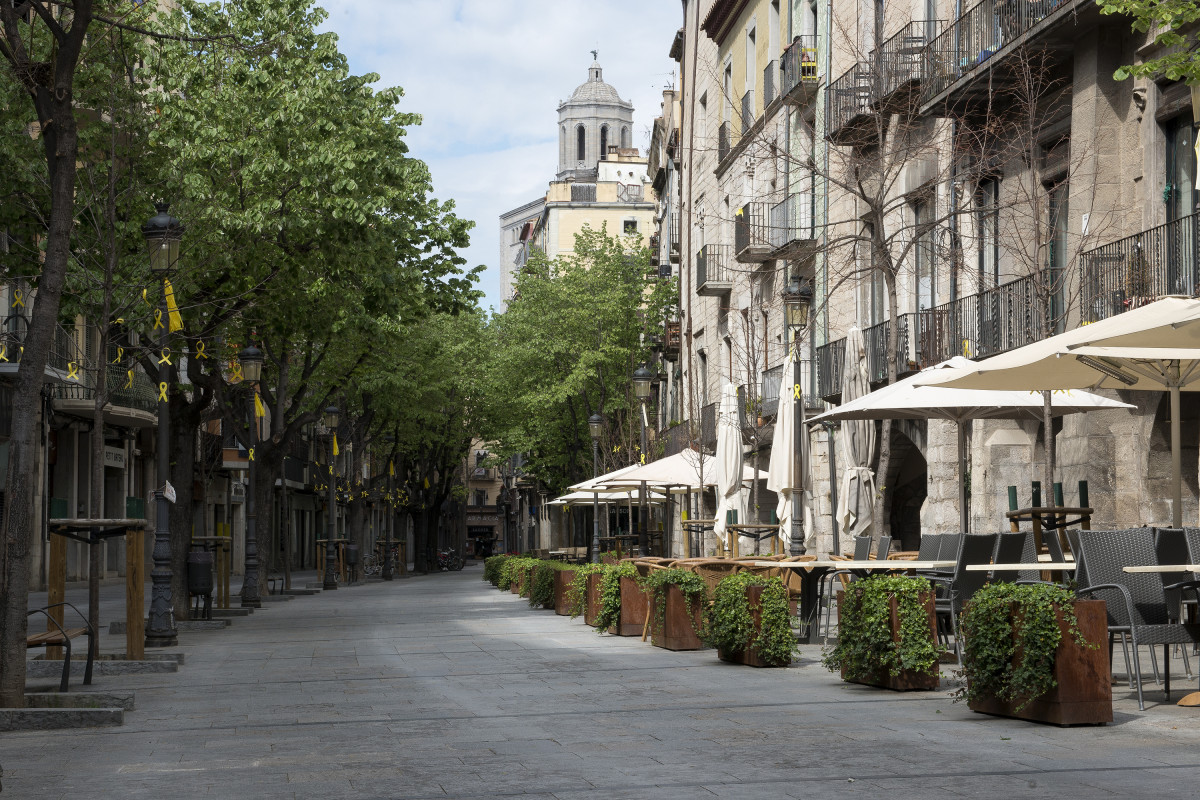 Calle Pont de Pedra de Girona, desierta durante el Miércoles Santo de Semana Santa por las normas de confinamiento del estado de alarma decretado por el Gobierno para la lucha contra el cronavirus, e