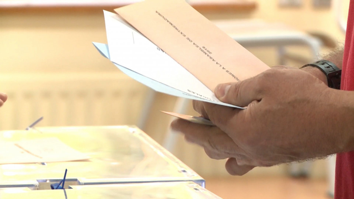 Papereta, votació, urna, eleccions (Arxiu)