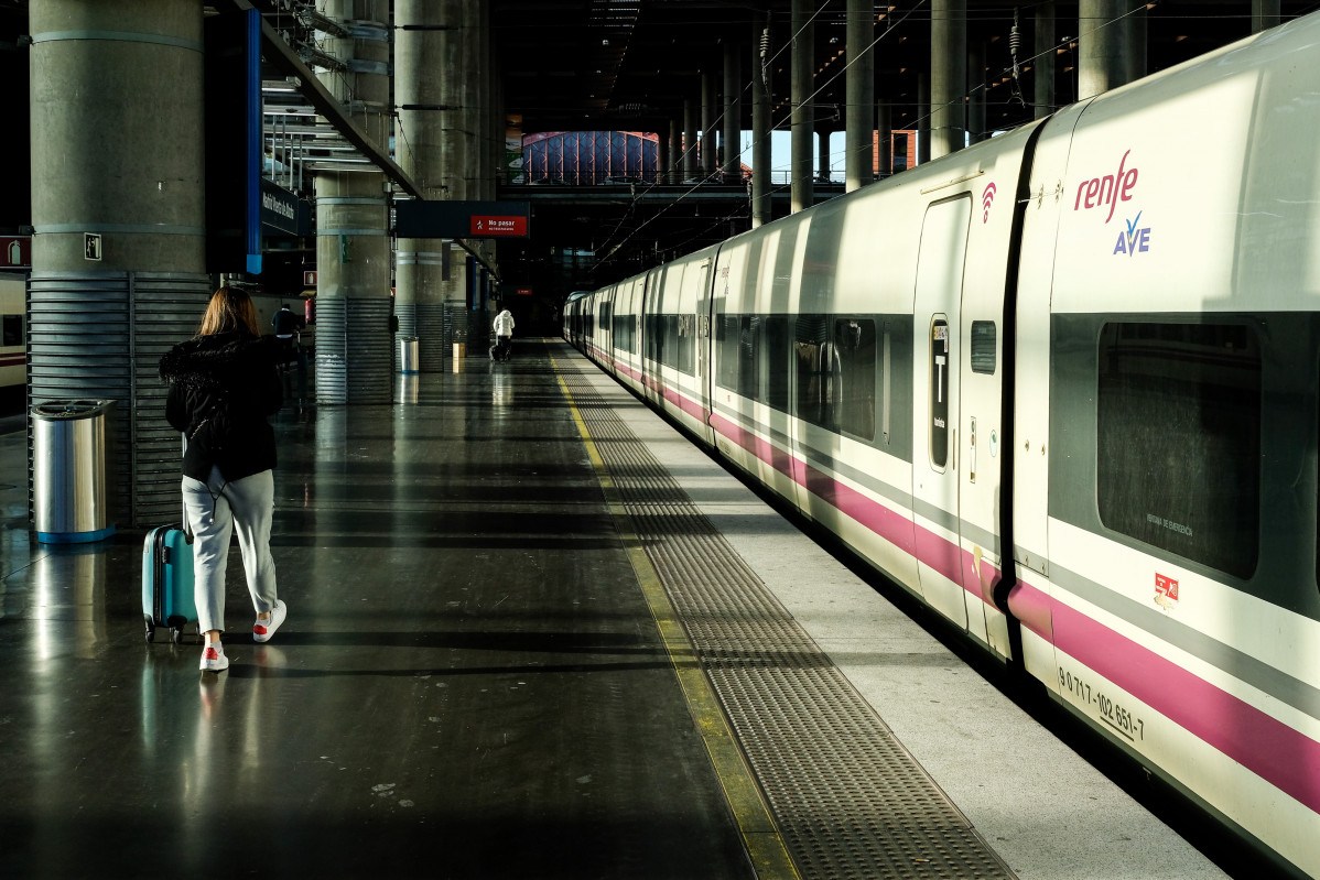 Una mujer camina por el andén junto a un tren de AVE de Renfe estacionado en las vías de la Estación de Atocha, en Madrid (España), a 6 de febrero de 2020.